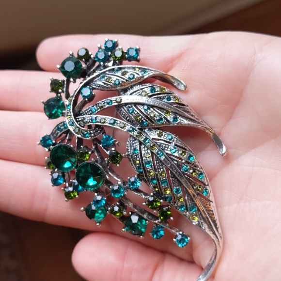 Emerald Green Statement Brooch - Picture 2 of 5